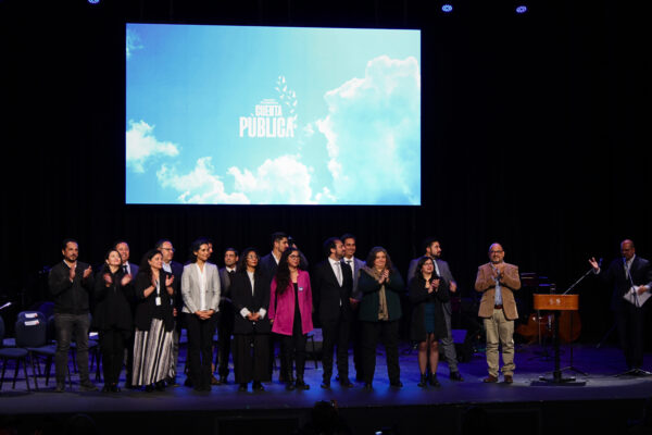 Representantes de las áreas de desarrollo de la Municipalidad de Valparaíso junto al alcalde Jorge Sharp en el Teatro Municipal de Valparaíso