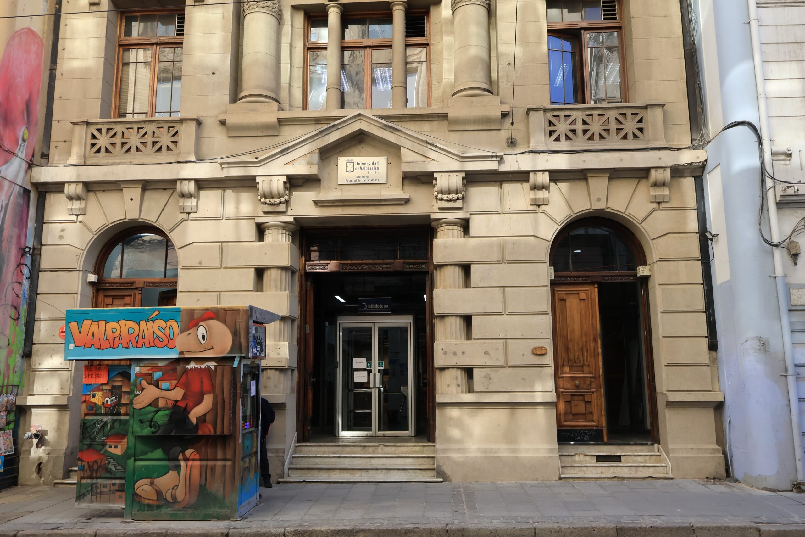 Biblioteca de humanidades de UV con su fachada limpia y con antigrafiti